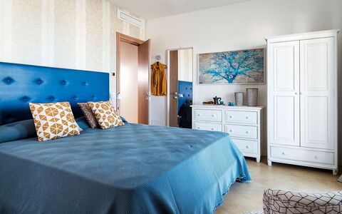 Villa Orietta: Mobilia, Letto, Blu, Camera Da Letto, Interior Design, Bedding, Lenzuolo, Pavimentazione, Pavimento, Legna