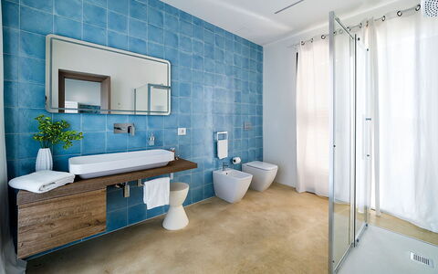 Villa Orietta: Bagno, Idraulico Fixture, Pavimentazione, Interior Design, Pavimento, Lavello, Rubinetto, Lavandino Del Bagno, Idraulico, Piastrella