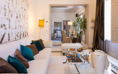 Dimora Simona: Mobilia, Interior Design, Divano, Parete, Pavimentazione, Soggiorno, Camera, Tavolo, Pavimento, Soffitto