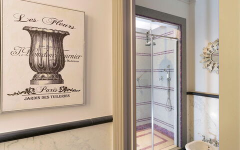 Dimora Simona: Interior Design, Pavimentazione, Pavimento, Idraulico, Bicchiere, Idraulico Fixture, Modanatura, Bagno, Piastrella, Cornice