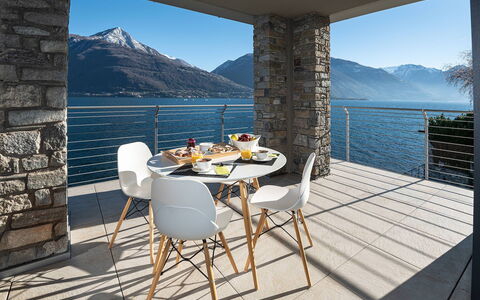 Villa Perla: Mobilia, Sedia, Tavolo, Interior Design, Cucina & Sala Da Pranzo Tavolo, Pavimentazione, Pavimento, Mobili Da Esterno, Ristorante, Mare