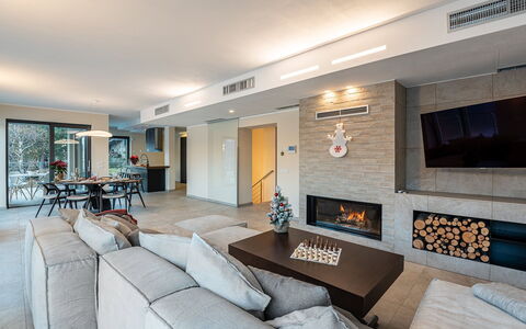 Villa Perla: Mobilia, Interior Design, Pavimentazione, Divano, Legna, Soffitto, Soggiorno, Pavimento, Tavolo, Sedia