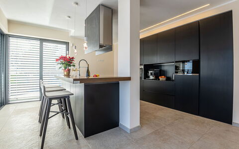 Villa Perla: Interior Design, Mobilia, Pavimentazione, Parete, Cabinetry, Controsoffitto, Pavimento, Cucina, Legna, Soffitto