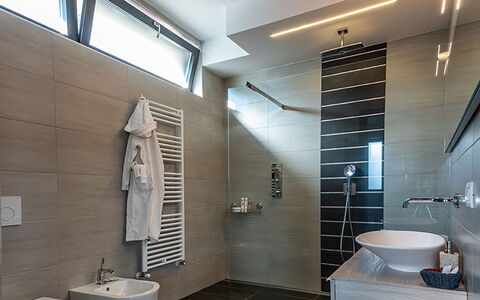 Villa Perla: Pavimentazione, Interior Design, Idraulico Fixture, Soffitto, Pavimento, Bagno, Lampada, Illuminazione, Lavello, Specchio
