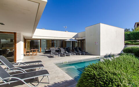Villa Esplendida: Piscina, Zona Residenziale, Casa, Architettura, Materiale Composito, Estate, Ricorrere, Appartamento, Landscaping, Giardino
