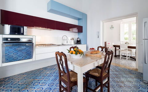The Flower Garden: Pavimentazione, Interior Design, Cucina, Controsoffitto, Pavimento, Mobilia, Elettrodomestico Da Cucina, Cabinetry, Apparecchio Major, Illuminazione