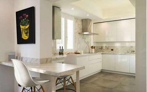 Sea Art Villa: Mobilia, Interior Design, Pavimentazione, Controsoffitto, Parete, Pavimento, Cucina, Legna, Lampada, Soffitto