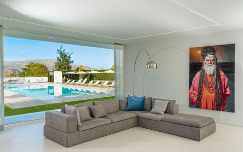 Villa Inga: Mobilia, Pavimentazione, Pavimento, Interior Design, Divano, Soggiorno, Tavolo, Casa, Tavolino Da Caffè