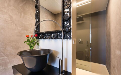 Villa Inga: Interior Design, Parete, Idraulico Fixture, Pavimentazione, Rubinetto, Specchio, Lavello, Bagno, Idraulico, Pavimento
