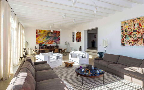 Finca Design: Mobilia, Divano, Parete, Interior Design, Pavimentazione, Pavimento, Soggiorno, Tavolo, Appartamento, Casa