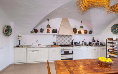 Finca Design: Interior Design, Pavimentazione, Mobilia, Cucina, Soffitto, Illuminazione, Pavimento, Camera, Controsoffitto, Piastrella