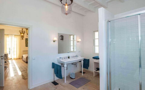 Finca Design: Parete, Pavimentazione, Interior Design, Pavimento, Soffitto, Idraulico Fixture, Mobilia, Porta, Bagno, Casa