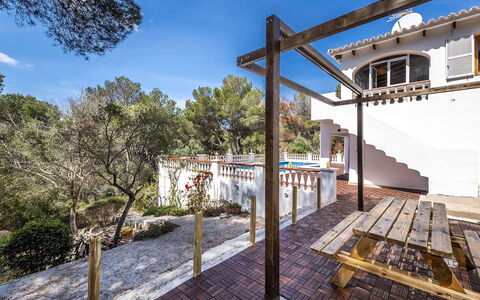 Villa Alejandra: Zona Residenziale, Casa, Estate, Balcone, Portico, Shade, Villa, Corrimano, Hacienda, Dimora
