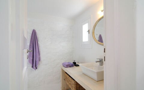Villa Rocky: Parete, Idraulico Fixture, Pavimentazione, Pavimento, Bagno, Interior Design, Idraulico, Camera, Mobiletto Del Bagno, Rubinetto