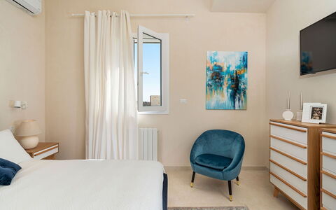Villa Bruna: Mobilia, Interior Design, Pavimentazione, Pavimento, Legna, Camera, Tessile, Camera Da Letto, Letto, Casa