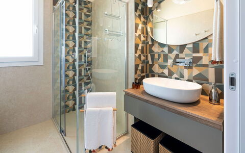 Villa Bruna: Interior Design, Pavimentazione, Bagno, Idraulico Fixture, Pavimento, Illuminazione, Mobilia, Piastrella, Idraulico, Casa