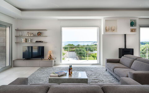 Villa Silvia: Mobilia, Interior Design, Divano, Pavimentazione, Soggiorno, Soffitto, Pavimento, Camera, Appartamento, Televisione