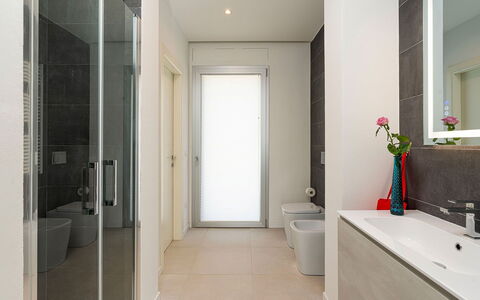 Villa Silvia: Bagno, Pavimentazione, Pavimento, Idraulico Fixture, Interior Design, Parete, Gabinetto, Mobiletto Del Bagno, Lavello, Idraulico