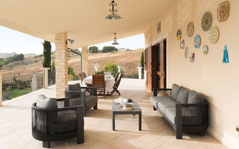 Villa Carousel: Mobilia, Pavimentazione, Sedia, Interior Design, Pavimento, Tavolo, Mobili Da Esterno, Divano, Soggiorno, Casa