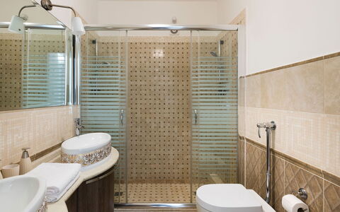 Villa Carousel: Bagno, Lavandino Del Bagno, Idraulico Fixture, Interior Design, Lavello, Pavimentazione, Parete, Pavimento, Gabinetto, Rubinetto