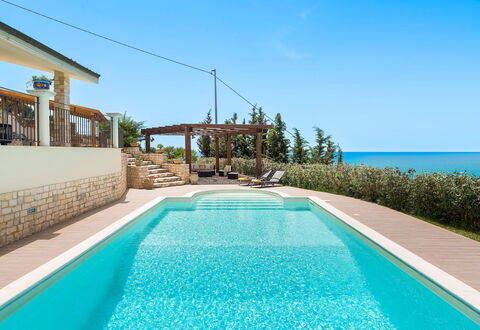 Villa Carousel: Blu, Acqua, Piscina, Ricorrere, Materiale Composito, Mare, Tempo Libero, Mobili Da Esterno, Eco Hotel, Oceano