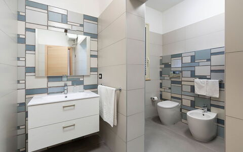 Villa Sea Star: Pavimentazione, Interior Design, Pavimento, Idraulico Fixture, Piastrella, Bagno, Gabinetto, Materiale Composito, Idraulico, Lavello