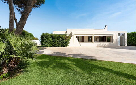 Villa Sea Star: Facciata, Casa, Architettura, Zona Residenziale, Estate, Dimora, Shade, Giardino, Landscaping, Villa