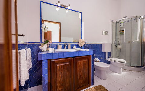 Casa Maurus: Blu, Idraulico Fixture, Pavimentazione, Interior Design, Lavandino Del Bagno, Bagno, Lavello, Pavimento, Rubinetto, Idraulico