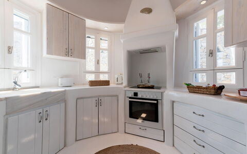 Seaside Villa: Interior Design, Soffitto, Pavimentazione, Controsoffitto, Cabinetry, Cucina, Pavimento, Casa, Camera, Idraulico Fixture