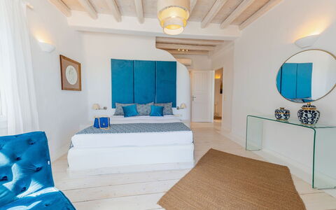 Seaside Villa: Blu, Mobilia, Interior Design, Camera Da Letto, Letto, Pavimentazione, Pavimento, Camera, Biancheria, Illuminazione