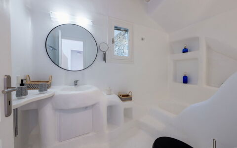 Seaside Villa: Parete, Architettura, Casa, Interior Design, Idraulico Fixture, Vasca Da Bagno, Soffitto, Bagno, Design, Hotel