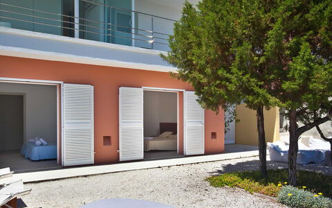 Villa Twilight: Mobili Da Esterno, Shade, Sedia, Porta A Casa, Color Legno, Balcone, Illuminazione Diurna, Pianta Della Casa