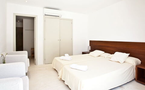 Villa Twilight: Pavimentazione, Pavimento, Letto, Camera Da Letto, Color Legno, Pavimento In Legno, Latifoglie, Bedding, Lenzuolo, Tenda