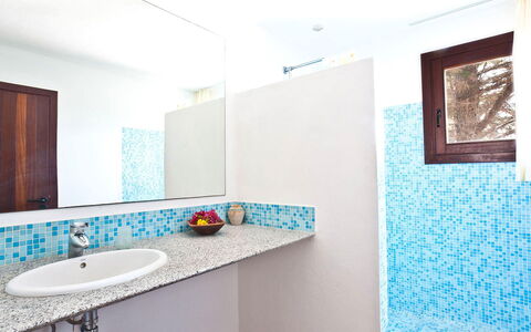 Villa Matarel: Blu, Parete, Pavimentazione, Pavimento, Idraulico Fixture, Interior Design, Rubinetto, Lavandino Del Bagno, Bagno, Materiale Composito
