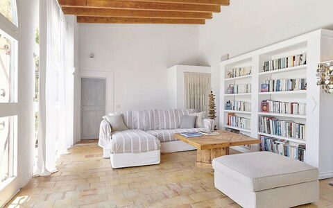 Villa Roger: Mobilia, Interior Design, Pavimentazione, Pavimento, Parete, Divano, Legna, Camera, Pavimento In Legno, Soggiorno