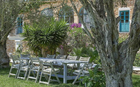 Villa Roger: Mobilia, Mobili Da Esterno, Arbusto, Sedia, Giardino, Tavolo, Tavolo Esterno, Shade, Backyard