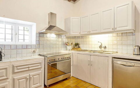 Villa Roger: Cucina, Elettrodomestico Da Cucina, Controsoffitto, Apparecchio Major, Pavimentazione, Cabinetry, Interior Design, Legna, Elettrodomestico, Pavimento