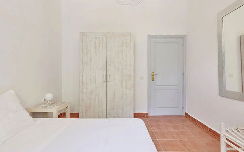 Villa Roger: Pavimento, Pavimentazione, Interior Design, Camera Da Letto, Letto, Mobilia, Camera, Lenzuolo, Bedding, Casa