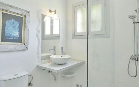 Villa Roger: Bagno, Idraulico Fixture, Parete, Lavandino Del Bagno, Interior Design, Lavello, Specchio, Gabinetto, Pavimentazione, Pavimento