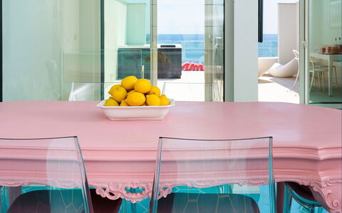 Casa Pink: Mobilia, Interior Design, Tavolo, Sedia, Rosa, Cucina & Sala Da Pranzo Tavolo, Pavimento, Sala Da Pranzo, Camera, Bicchiere