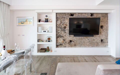 Casa Light Blu: Parete, Interior Design, Pavimentazione, Legna, Mobilia, Pavimento, Soffitto, Soggiorno, Illuminazione, Appartamento