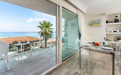 Casa Light Blu: Ricorrere, Mobilia, Mare, Balcone, Oceano, Mobili Da Esterno, Shade, Appartamento, Sedia, Costa
