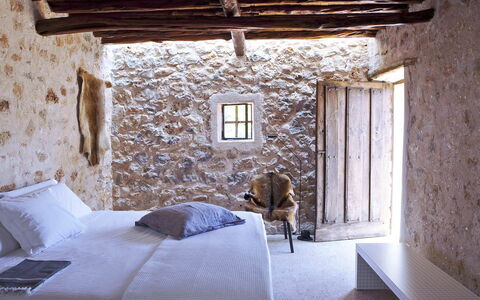 Villa Cave: Parete, Muro ​​Di Pietra, Soffitto, Camera Da Letto, Biancheria, Bedding, Letto, Cuscino, Gesso, Lenzuolo