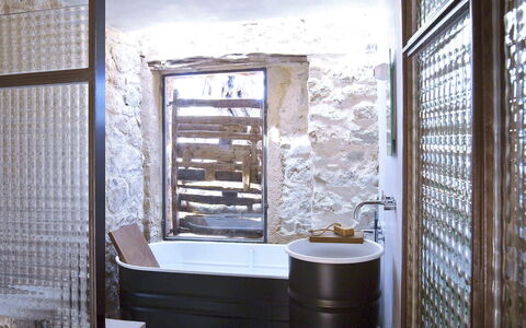 Villa Cave: Parete, Idraulico Fixture, Pavimentazione, Bagno, Interior Design, Illuminazione, Pavimento, Materiale Composito, Idraulico, Vasca Da Bagno
