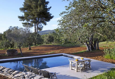 Villa Cave: Piscina, Giardino, Shade, Landscaping, Mobili Da Esterno, Giochi D'Acqua, Backyard, Lettino, Reflecting Pool, Ricorrere