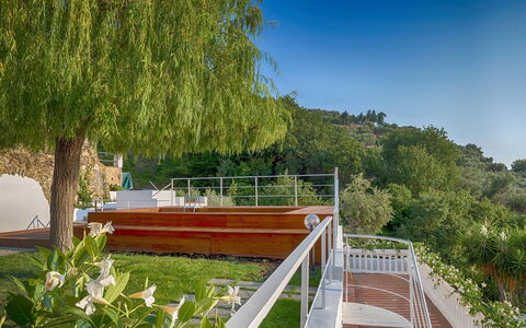 Mermaid Villa: Corrimano, Giardino, Shade, Balcone, Portico, Recinzione, Landscaping, Cortile, Mobili Da Esterno, Eco Hotel