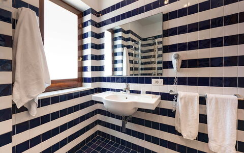 Relais Nike: Blu, Interior Design, Bagno, Pavimentazione, Idraulico Fixture, Pavimento, Lavandino Del Bagno, Piastrella, Materiale Composito, Idraulico