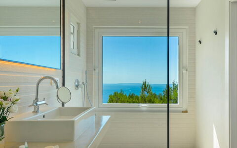 Villa Beleza: Interior Design, Idraulico Fixture, Pavimentazione, Pavimento, Illuminazione, Bicchiere, Bagno, Soffitto, Rubinetto, Idraulico