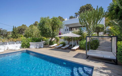 Villa Ilona: Piscina, Ricorrere, Zona Residenziale, Mobili Da Esterno, Estate, Shade, Eco Hotel, Ombrello, Landscaping, Lettino