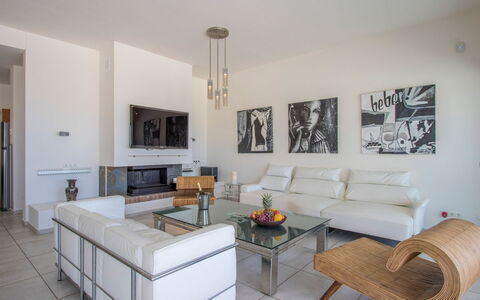 Villa Ilona: Mobilia, Interior Design, Divano, Pavimentazione, Pavimento, Soggiorno, Soffitto, Camera, Tavolo, Casa